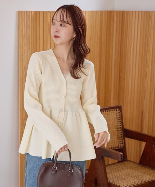 DISCOAT（ディスコート）の「リブメタル釦ペプラムカーディガン（カーディガン/ボレロ・レディース・ブラック/ダークグレー/ライトベージュ/アイボリー・FREE）」の11枚目の写真