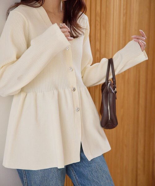 DISCOAT（ディスコート）の「リブメタル釦ペプラムカーディガン（カーディガン/ボレロ・レディース・ブラック/ダークグレー/ライトベージュ/アイボリー・FREE）」の12枚目の写真