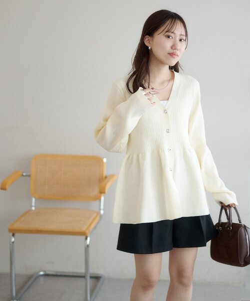 DISCOAT（ディスコート）の「リブメタル釦ペプラムカーディガン（カーディガン/ボレロ・レディース・ブラック/ダークグレー/ライトベージュ/アイボリー・FREE）」の18枚目の写真