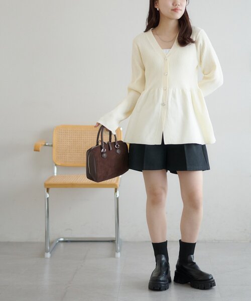 DISCOAT（ディスコート）の「リブメタル釦ペプラムカーディガン（カーディガン/ボレロ・レディース・ブラック/ダークグレー/ライトベージュ/アイボリー・FREE）」の20枚目の写真