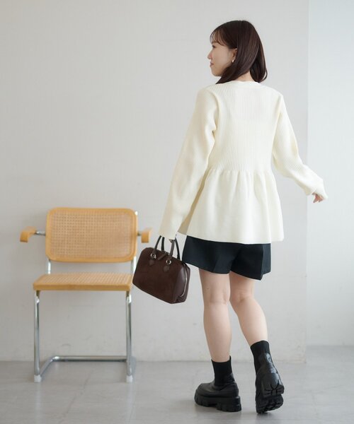 DISCOAT（ディスコート）の「リブメタル釦ペプラムカーディガン（カーディガン/ボレロ・レディース・ブラック/ダークグレー/ライトベージュ/アイボリー・FREE）」の22枚目の写真