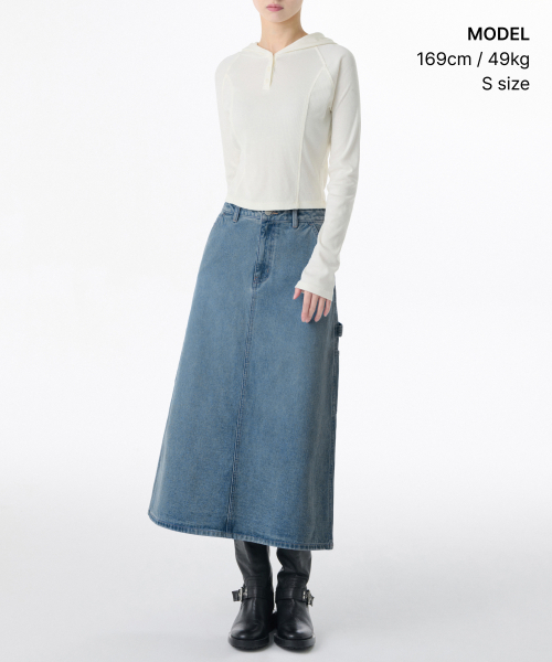 MUSINSA STANDARD WOMAN（ムシンサスタンダードウーマン）の「ウィメンズデニムカーペンターロングスカート[ライトインディゴ]（スカート・レディース・その他・LARGE/MEDIUM/SMALL/X-SMALL）」の2枚目の写真