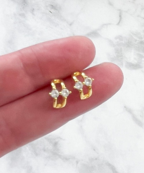 yu-ka(ユーカ)の「YU-KA:ダブルラインミニピアス double line mini pierce(ピアス(両耳用)・レディース・シルバー/ゴールド・FREE)」の2枚目の写真