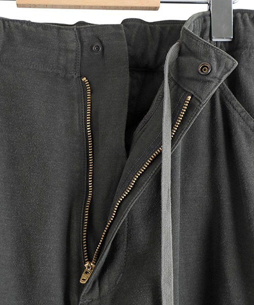 GOLD（ゴールド）の「GOLD / ゴールド：LIGHT BACKSATIN EASY CARGO PANTS：25B-GL42578[MUS]（カーゴパンツ・メンズ・チャコールグレー・M）」の3枚目の写真