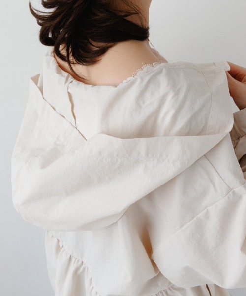 flower（フラワー）の「ペプラムナイロンフーディー（ナイロンジャケット・レディース・グレー/アイボリー・FREE）」の8枚目の写真