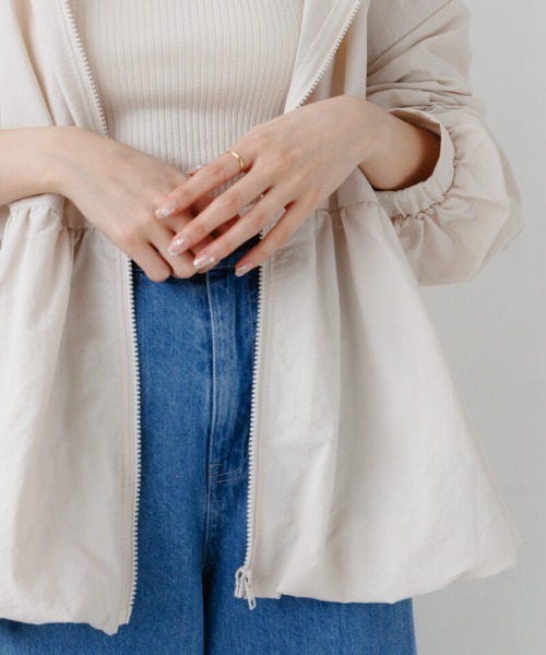 flower（フラワー）の「ペプラムナイロンフーディー（ナイロンジャケット・レディース・グレー/アイボリー・FREE）」の9枚目の写真