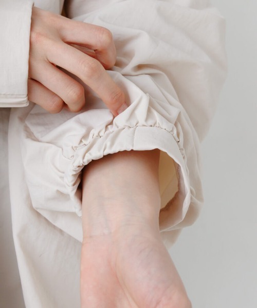 flower（フラワー）の「ペプラムナイロンフーディー（ナイロンジャケット・レディース・グレー/アイボリー・FREE）」の10枚目の写真