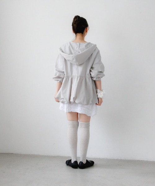 flower（フラワー）の「ペプラムナイロンフーディー（ナイロンジャケット・レディース・グレー/アイボリー・FREE）」の15枚目の写真