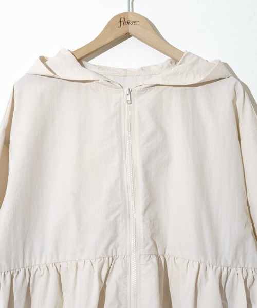 flower（フラワー）の「ペプラムナイロンフーディー（ナイロンジャケット・レディース・グレー/アイボリー・FREE）」の21枚目の写真