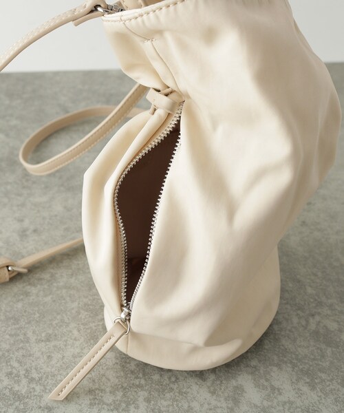 GALLEST(ギャレスト)の「【LE VERNIS】Poire bucket bag M(ハンドバッグ・レディース・オフホワイト/ブラック・00)」の4枚目の写真