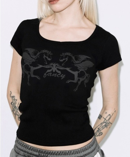FANCY CLUB(ファンシークラブ)の「A'GEM/9 × .kom 『FANCY CLUB/ファンシークラブ』PEGASUS RIBBED TOP/ペガサスリブトップス(Tシャツ/カットソー・レディース・アイボリー/ブラック・FREE)」の1枚目の写真
