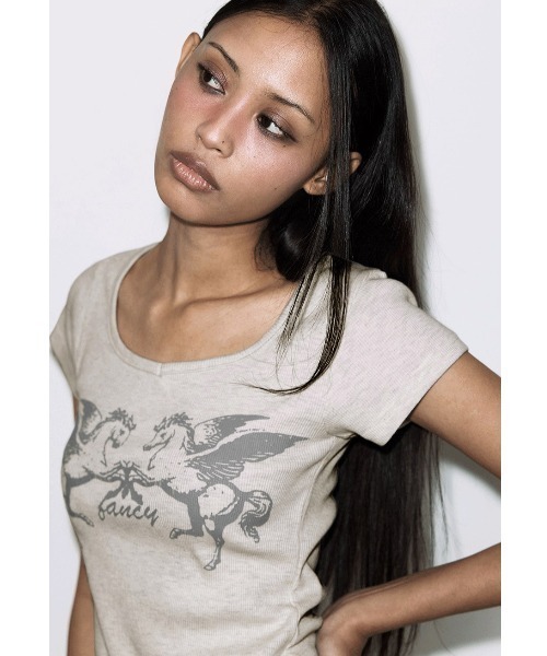 FANCY CLUB(ファンシークラブ)の「A'GEM/9 × .kom 『FANCY CLUB/ファンシークラブ』PEGASUS RIBBED TOP/ペガサスリブトップス(Tシャツ/カットソー・レディース・アイボリー/ブラック・FREE)」の4枚目の写真