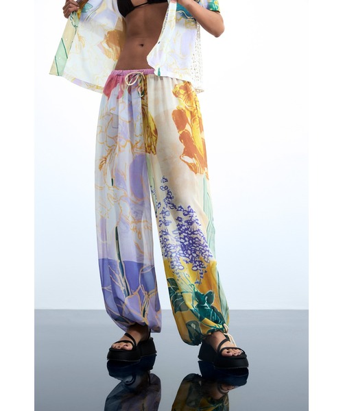 Desigual(デシグアル)の「ボタニカルアートプリントバルーンパンツ(その他パンツ・レディース・マルチ・L/M/S/XL/XS)」の2枚目の写真