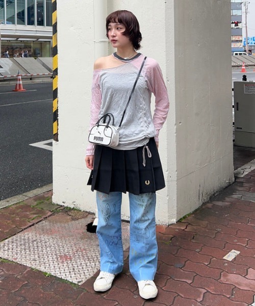 PUMA（プーマ）の「PUMA / 1976 マイクロ グリップ バッグ（ショルダーバッグ・レディース・ブラック/ホワイト/シルバー・ONE SIZE）」の6枚目の写真