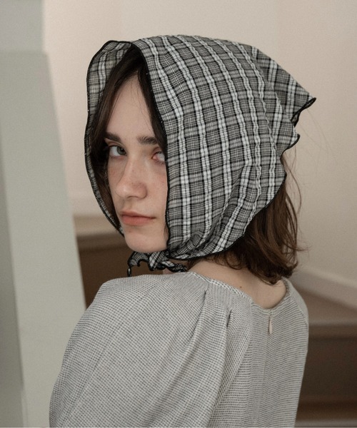 lawgy(ラウジー)の「check triangle mellow scarf / チェックトライアングルメロウスカーフ(バンダナ/スカーフ・レディース・ライトベージュ/ブルー/ブラック・FREE)」の1枚目の写真