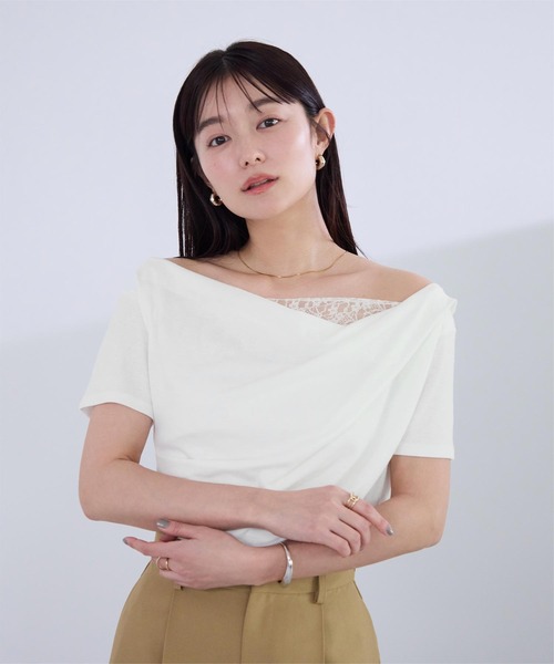 UR'S(ユアーズ)の「オフショルダーハーフスリーブレースドッキングTシャツ(Tシャツ/カットソー・レディース・ベージュ/オフホワイト/ブラック・S/M/L)」の2枚目の写真