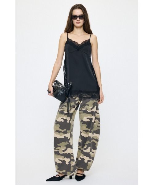 MOUSSY(マウジー)の「LACE TRIM SATIN キャミソール(キャミソール・レディース・アイボリー/ブラック・FREE)」の4枚目の写真