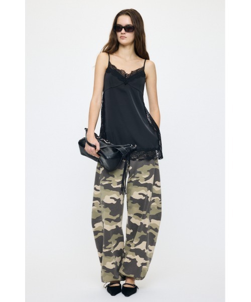 MOUSSY(マウジー)の「LACE TRIM SATIN キャミソール(キャミソール・レディース・アイボリー/ブラック・FREE)」の5枚目の写真