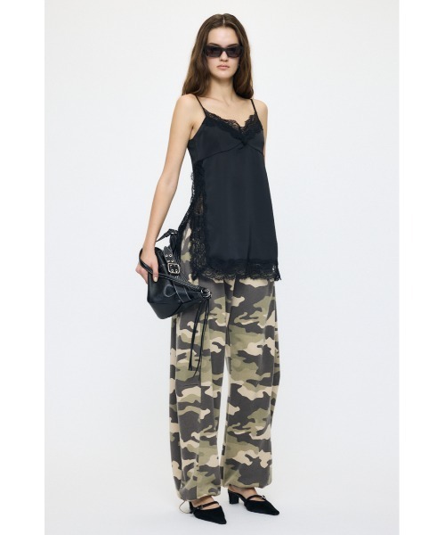 MOUSSY(マウジー)の「LACE TRIM SATIN キャミソール(キャミソール・レディース・アイボリー/ブラック・FREE)」の6枚目の写真