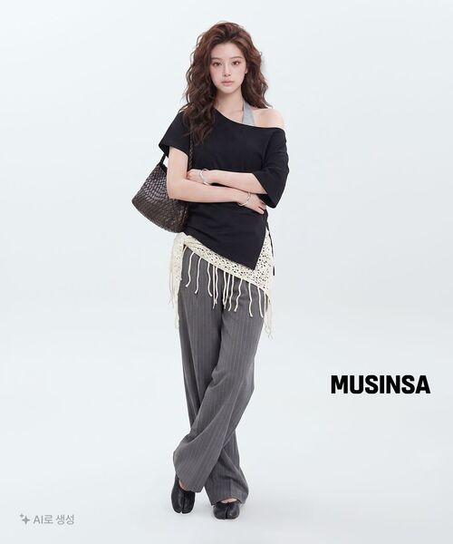 MUSINSA STANDARD WOMAN（ムシンサスタンダードウーマン）の「ウィメンズリラックスドオフショルダーTシャツ[ブラック]（Tシャツ/カットソー・レディース・その他・SMALL/MEDIUM/LARGE/X-SMALL）」の7枚目の写真