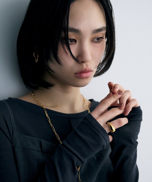 COCOSHNIK ONKITSCH(ココシュニックオンキッチュ)の「シルバー ボリュームペアシェイプシグネットリング GP(リング・レディース・ゴールド・14/12)」の7枚目の写真