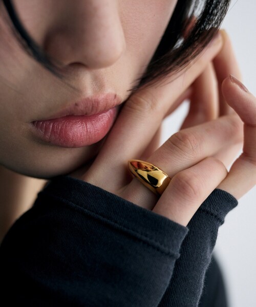 COCOSHNIK ONKITSCH(ココシュニックオンキッチュ)の「シルバー ボリュームペアシェイプシグネットリング GP(リング・レディース・ゴールド・14/12)」の8枚目の写真