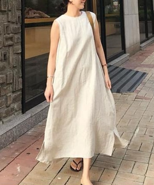 AMAJI(アマジ)の「シンプル無地 フレアロングワンピース(スリット入り・ポケット・ウエストリボン付き)(ワンピース・レディース・カーキ/ベージュ・FREE)」の3枚目の写真