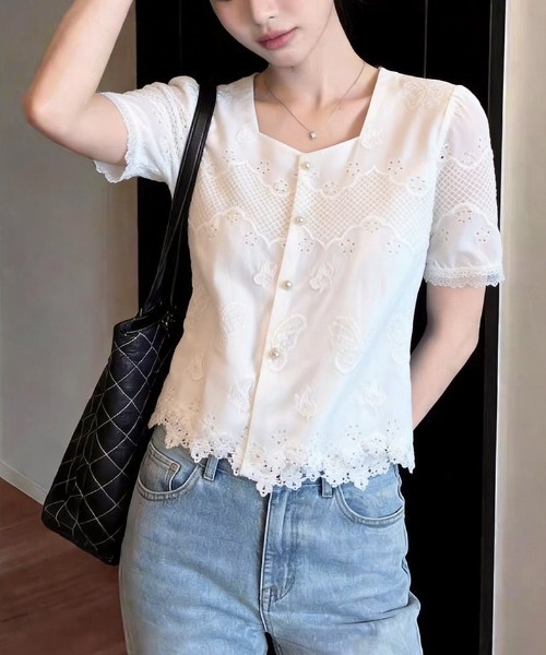 AMAJI（アマジ）の「スクエアネック フロントボタン 刺繍デザイン レース切替 裾スカラップ 半袖 ブラウス（シャツ/ブラウス・レディース・ベージュ・X-LARGE/LARGE/MEDIUM/SMALL）」の2枚目の写真