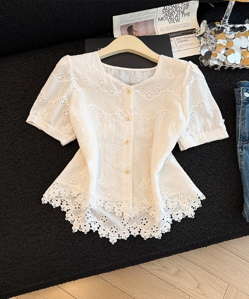 AMAJI（アマジ）の「スクエアネック フロントボタン 刺繍デザイン レース切替 裾スカラップ 半袖 ブラウス（シャツ/ブラウス・レディース・ベージュ・X-LARGE/LARGE/MEDIUM/SMALL）」の4枚目の写真