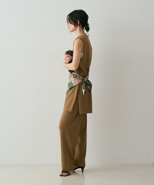 qualite（カリテ）の「【接触冷感・セットアップ対応】レーヨンストレッチニットチュニック　夏服　オフィスカジュアル　タンクトップ（ニット/セーター・レディース・グレー系その他2/ダークベージュ・フリー）」の6枚目の写真