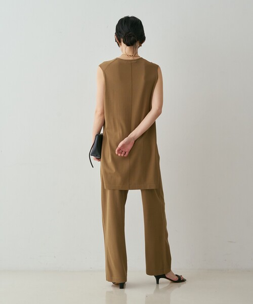 qualite（カリテ）の「【接触冷感・セットアップ対応】レーヨンストレッチニットチュニック　夏服　オフィスカジュアル　タンクトップ（ニット/セーター・レディース・グレー系その他2/ダークベージュ・フリー）」の7枚目の写真