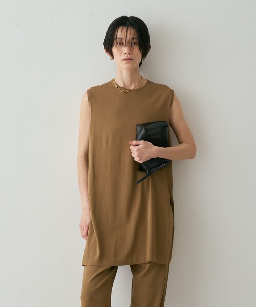 qualite（カリテ）の「【接触冷感・セットアップ対応】レーヨンストレッチニットチュニック　夏服　オフィスカジュアル　タンクトップ（ニット/セーター・レディース・グレー系その他2/ダークベージュ・フリー）」の8枚目の写真