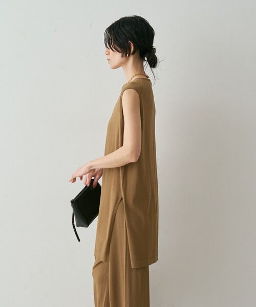 qualite（カリテ）の「【接触冷感・セットアップ対応】レーヨンストレッチニットチュニック　夏服　オフィスカジュアル　タンクトップ（ニット/セーター・レディース・グレー系その他2/ダークベージュ・フリー）」の9枚目の写真