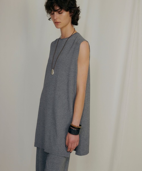 qualite（カリテ）の「【接触冷感・セットアップ対応】レーヨンストレッチニットチュニック　夏服　オフィスカジュアル　タンクトップ（ニット/セーター・レディース・グレー系その他2/ダークベージュ・フリー）」の2枚目の写真