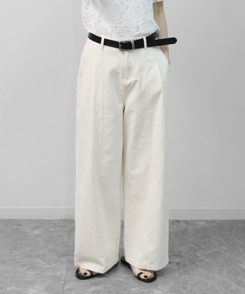THE CELL.（ザセルドット）の「センターシーム　ワイドストレートデニム　CENTER SEAM WIDE STRAIGHT DENIM（デニムパンツ・レディース・アイボリー/チャコールグレー・FREE）」の2枚目の写真