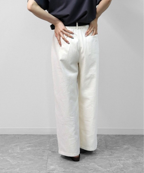 THE CELL.（ザセルドット）の「センターシーム　ワイドストレートデニム　CENTER SEAM WIDE STRAIGHT DENIM（デニムパンツ・レディース・アイボリー/チャコールグレー・FREE）」の4枚目の写真
