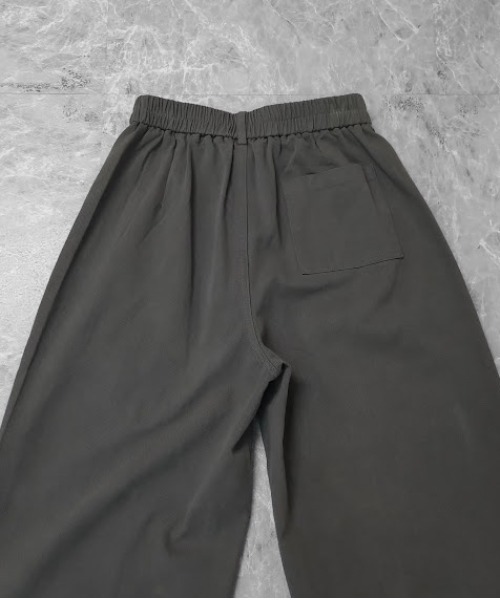 THE CELL.（ザセルドット）の「センターシーム　ワイドストレートデニム　CENTER SEAM WIDE STRAIGHT DENIM（デニムパンツ・レディース・アイボリー/チャコールグレー・FREE）」の12枚目の写真