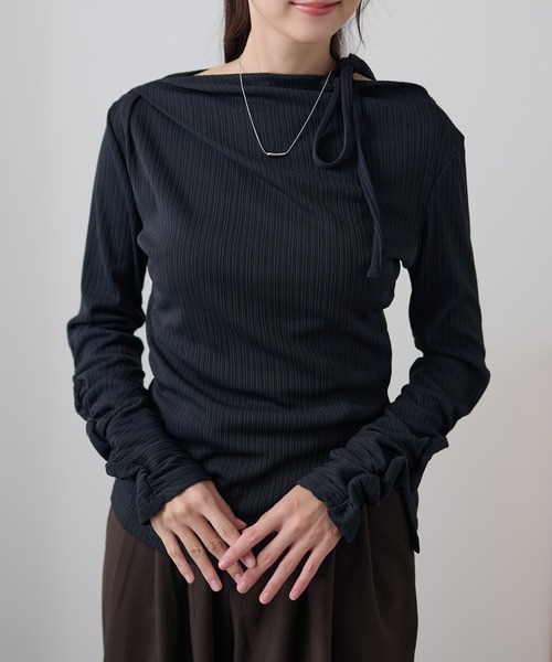 DAYRA(デイラ)の「肩リボン アシメ シャーリング リブ トップス(Tシャツ/カットソー・レディース・チャコールグレー/ブラック/グリーン・FREE/S)」の2枚目の写真