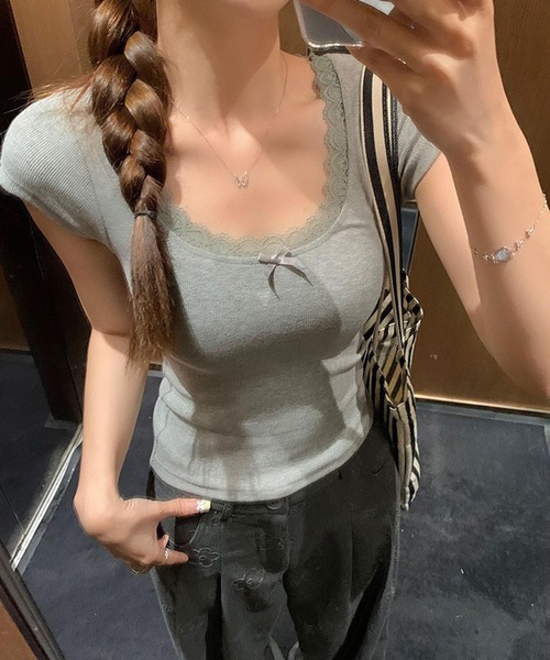 VIBGYOR(ヴィブジョー)の「【EIZZ/アイズ】フロントミニリボン レーストリムTシャツ / ラウンドネック クロップド丈 トップス(Tシャツ/カットソー・レディース・ホワイト/パープル/ブラック/グレー・FREE)」の4枚目の写真