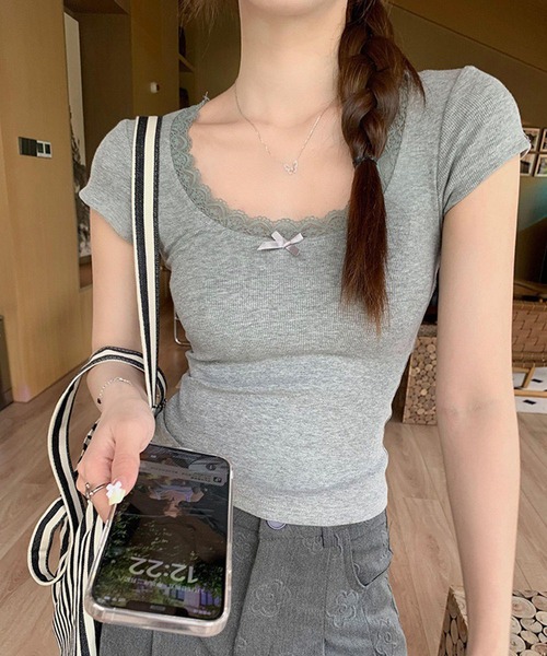 VIBGYOR(ヴィブジョー)の「【EIZZ/アイズ】フロントミニリボン レーストリムTシャツ / ラウンドネック クロップド丈 トップス(Tシャツ/カットソー・レディース・ホワイト/パープル/ブラック/グレー・FREE)」の17枚目の写真