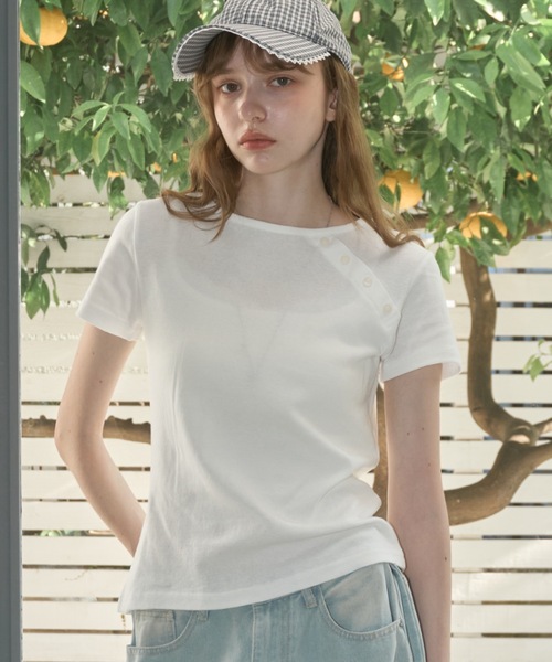Birthday room(バースデイルーム)の「アシメボタンTシャツ/Asymmetric Button T-Shirt(Tシャツ/カットソー・レディース・ブラック/ホワイト・FREE)」の1枚目の写真