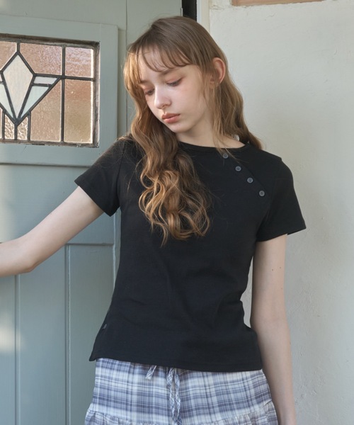 Birthday room(バースデイルーム)の「アシメボタンTシャツ/Asymmetric Button T-Shirt(Tシャツ/カットソー・レディース・ブラック/ホワイト・FREE)」の16枚目の写真