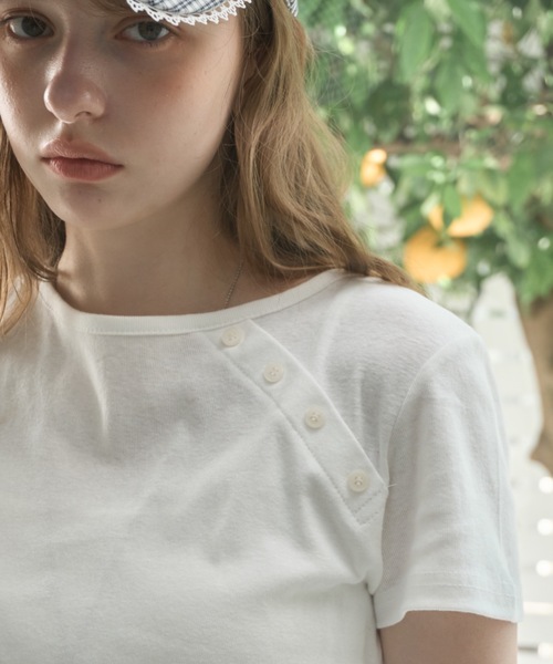 Birthday room(バースデイルーム)の「アシメボタンTシャツ/Asymmetric Button T-Shirt(Tシャツ/カットソー・レディース・ブラック/ホワイト・FREE)」の3枚目の写真