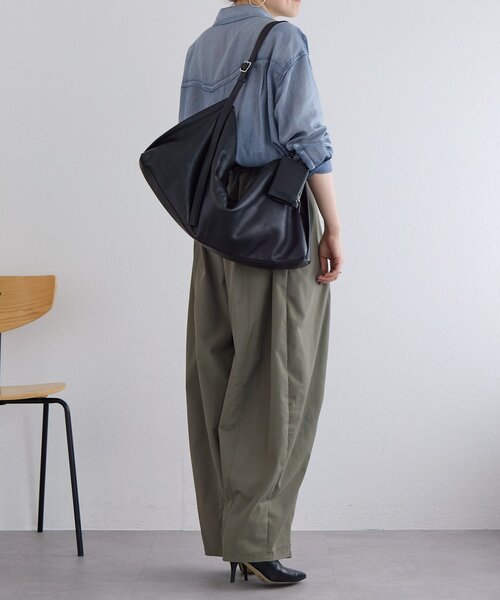BEARDSLEY(ビアズリー)の「プルアップレザーフラットバッグ《本革》【A4対応】(ショルダーバッグ・レディース・ブラック・FREE)」の4枚目の写真