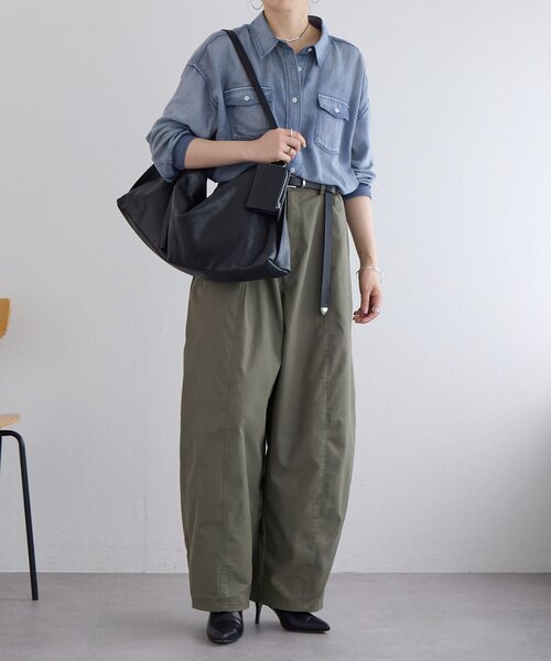 BEARDSLEY(ビアズリー)の「プルアップレザーフラットバッグ《本革》【A4対応】(ショルダーバッグ・レディース・ブラック・FREE)」の5枚目の写真