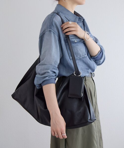 BEARDSLEY(ビアズリー)の「プルアップレザーフラットバッグ《本革》【A4対応】(ショルダーバッグ・レディース・ブラック・FREE)」の6枚目の写真