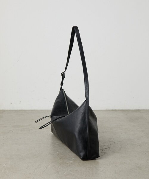 BEARDSLEY(ビアズリー)の「プルアップレザーフラットバッグ《本革》【A4対応】(ショルダーバッグ・レディース・ブラック・FREE)」の10枚目の写真
