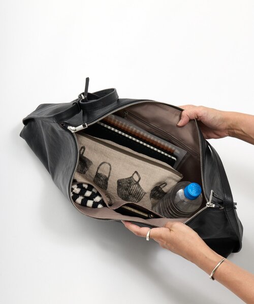BEARDSLEY(ビアズリー)の「プルアップレザーフラットバッグ《本革》【A4対応】(ショルダーバッグ・レディース・ブラック・FREE)」の19枚目の写真