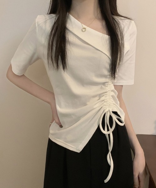 2ly2(トゥーリートゥー)の「着るだけでこなれ感◎アシメギャザーTシャツ(Tシャツ/カットソー・レディース・ホワイト/ピンク/ブラック・FREE)」の4枚目の写真