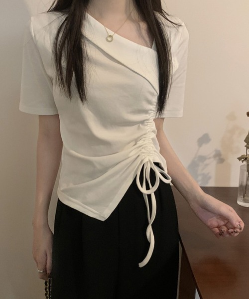 2ly2(トゥーリートゥー)の「着るだけでこなれ感◎アシメギャザーTシャツ(Tシャツ/カットソー・レディース・ホワイト/ピンク/ブラック・FREE)」の5枚目の写真
